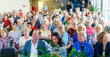 Białystok: Seniorzy chcieli dowiedzieć się, jak dbać o zdrowie mózgu. I tłumnie pojawili się na konferencji w Książnicy Podlaskiej