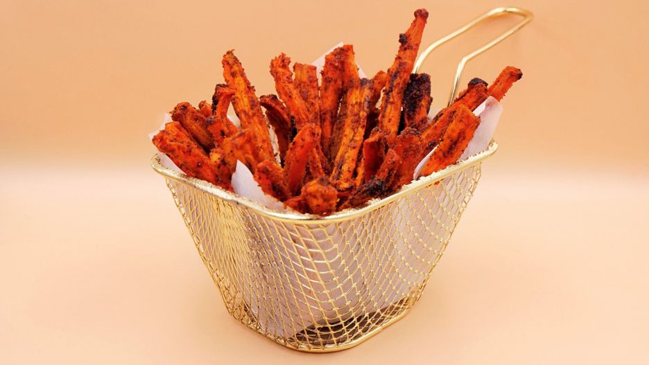 Wykładam gotowe frytki na talerz.