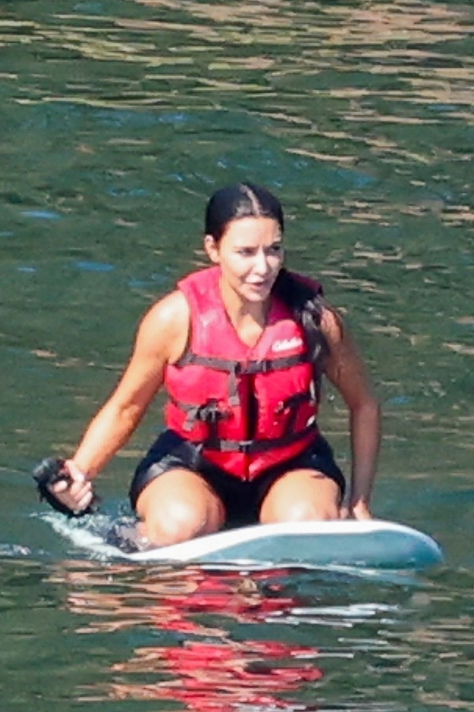 Kim Kardashian szaleje nad jeziorem na desce elektrycznej