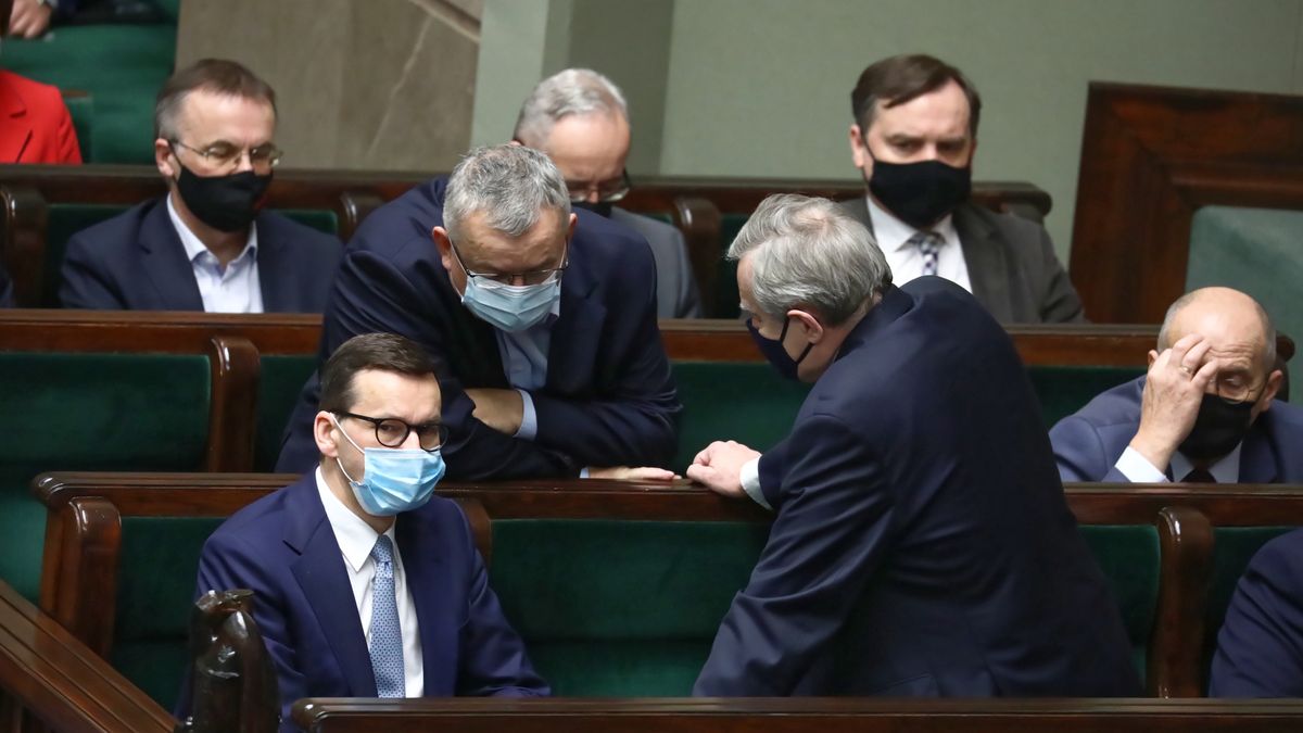 Na zdjęciu Mateusz Morawiecki, Zbigniew Ziobro, Andrzej Adamczyk, Piotr Gliński, Zbigniew Rau w ławach sejmowych