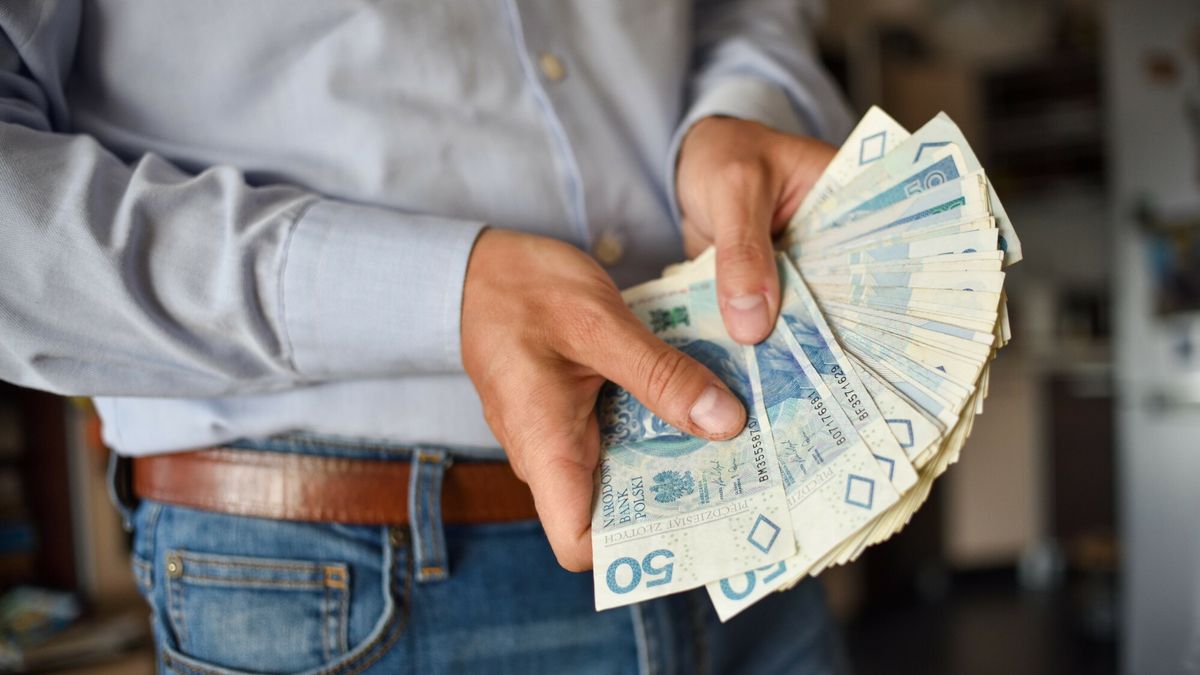 Stock Bart?omiej Magierowski
Fot. Bartlomiej Magierowski/East News. Wroclaw 5.09.2023. Zdjecie ilustracyjne - finanse, pieniadze. N/z: mezczyzna trzymajacy plik baknotow 50 zlotowych.
Bartlomiej Magierowski