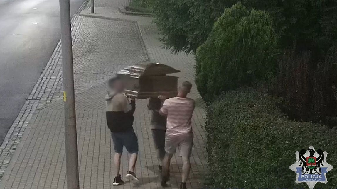 Trumna w ramach żartu niesiona przez grupę mężczyzn