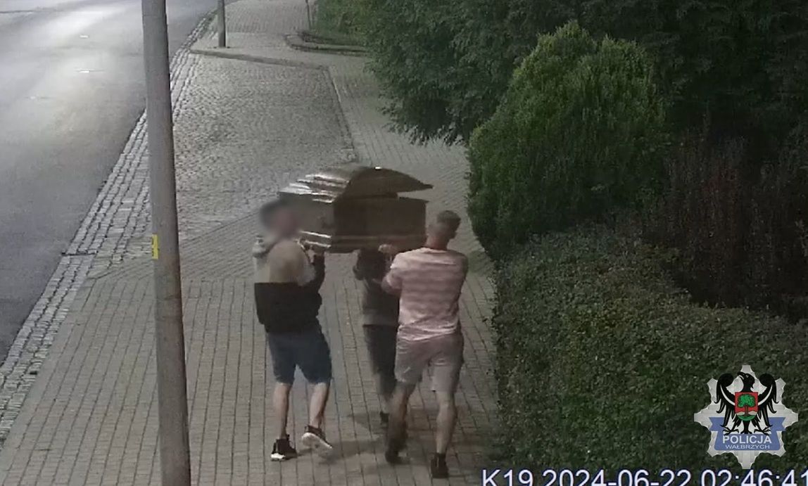 Trumna w ramach żartu niesiona przez grupę mężczyzn