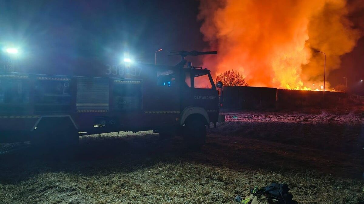 Wóz strażacki OSP Wronów zakończył swój żywot podczas akcji gaśniczej w Bełżycach