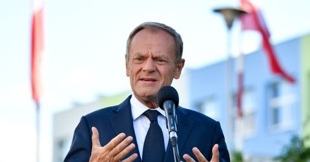 Tusk na rozpoczęciu roku. "Chcielibyśmy szkoły, która nie jest szkołą piorącą mózgi naszym dzieciom"