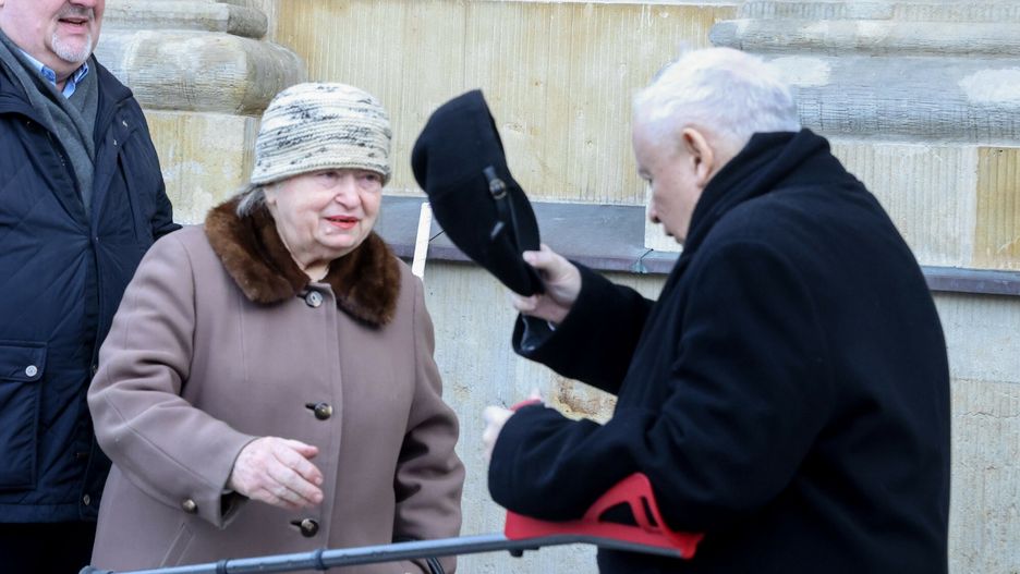 Janina Goss i Jarosław Kaczyński podczas miesięcznicy smoleńskie
