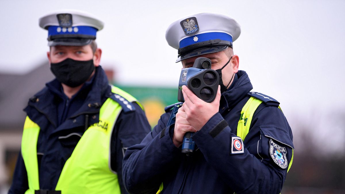 policyjna kontrolaDuńkowiczki, 01.01.2022. Patrol policji podczas kontroli na drodze krajowej numer 77 w Duńkowiczkach, 1 bm. 1 stycznia br. zaczęły obowiązywać zaostrzone przepisy ruchu drogowego podnoszące m.in. stawki mandatów karnych. (dd/awol) PAP/Darek DelmanowiczDarek Delmanowiczdrogówka, ilustracja, kontrola, mandat, mandaty, nowe, nowe stawki mandatów, nowelizacja Prawa o ruchu drogowym, nowy taryfikator, policja, policjanci, policjant, przepisy, ruch drogowy, surowe, wykroczenia, wykroczenie, zaostrzone, radar, radarowa, kamizelka, napis, odblaskowa, służbowa, covid, covid-19, czwarta fala, epidemia, epidemie i zarazy, koronawirus w Polsce, maseczka ochronna, maska, pandemia, SARS-CoV-2, stan epidemii, wirus