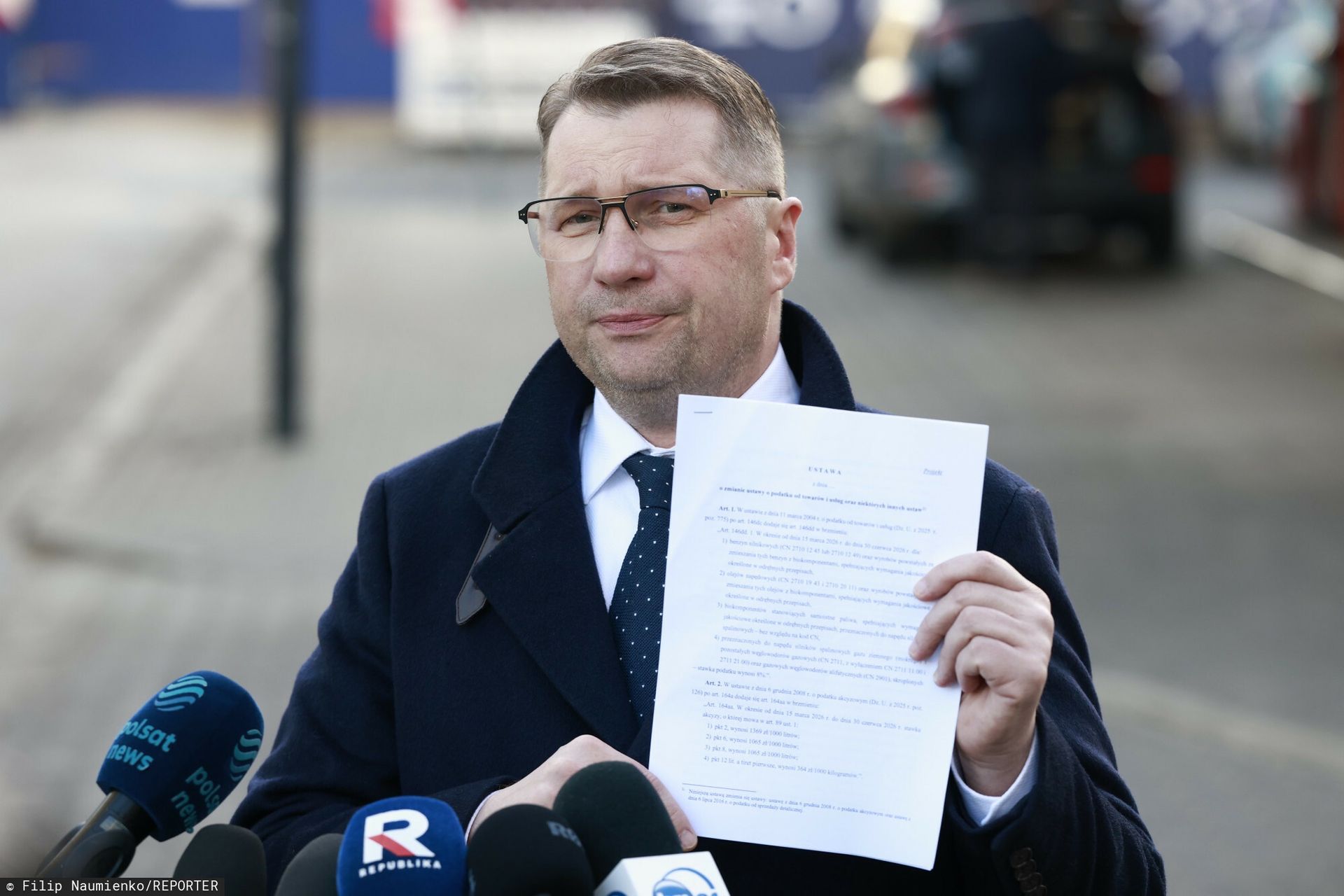 Czarnek uderza w rząd na stacji paliw