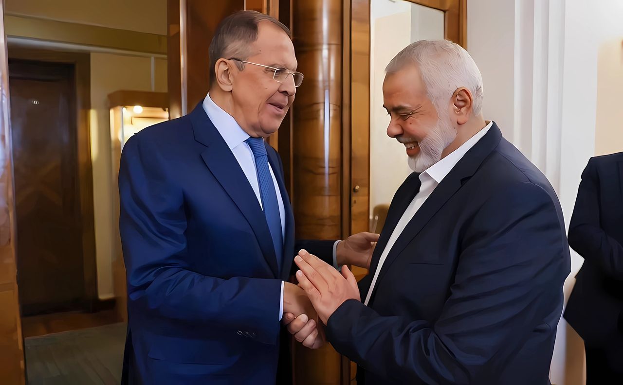 The head of the Russian Foreign Ministry, Sergei Lavrov, shakes hands with one of the leaders of Hamas, Ismail Haniyeh.