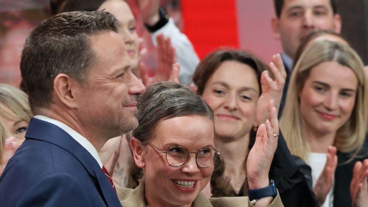 Warszawa, 01.06.2025. Wybory prezydenta RP - II tura. Kandydat KO w wyborach prezydenckich, prezydent Warszawy Rafał Trzaskowski (L) i szefowa jego sztabu wyborczego Wioletta Paprocka-Ślusarska (C) w sztabie wyborczym w Warszawie, 1 bm. Zakończyło się głosowanie w II turze wyborów prezydenta RP. (aldg) PAP/Paweł Supernak