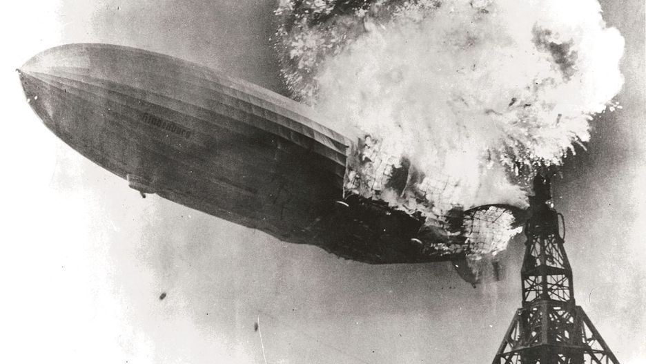 Płonący „Hindenburg”. Wystarczyło zaledwie kilkadziesiąt sekund od pojawienia się ognia, a maszyna runęła na ziemię