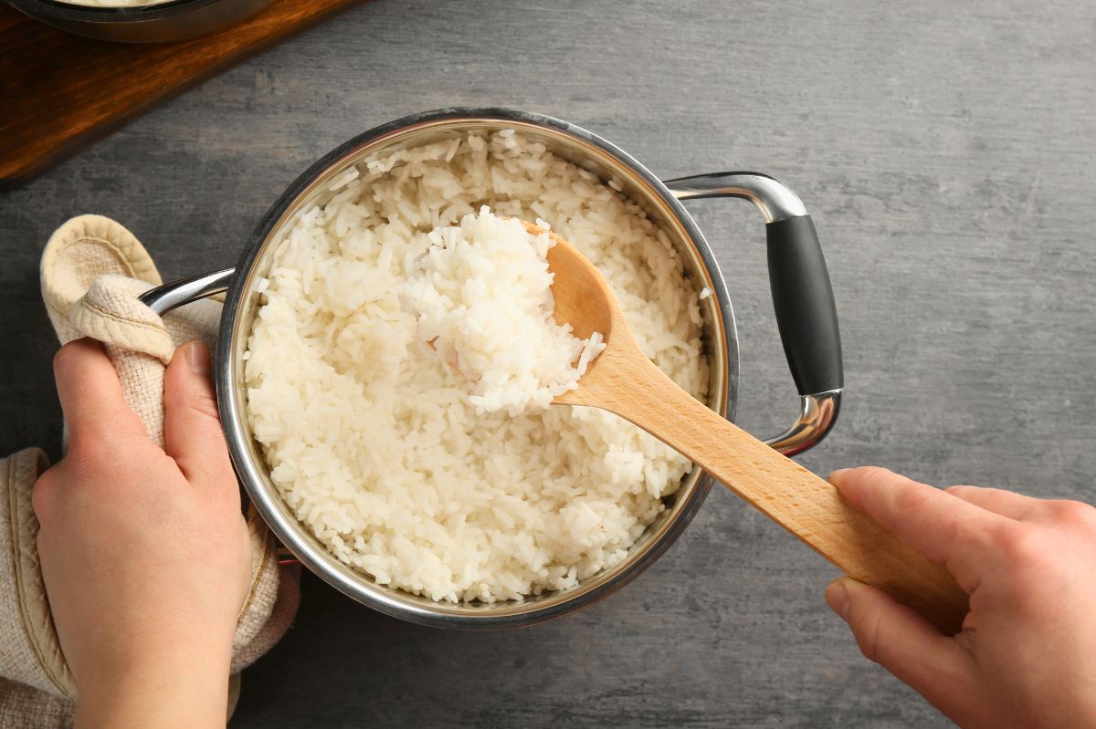 Zostawiasz gotowany ryż na później? Przestrzegaj prostej zasady lub szykuj się na rewolucję