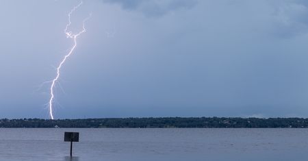 Burze nad Polską. Na jeziorze Śniardwy zatonął jacht