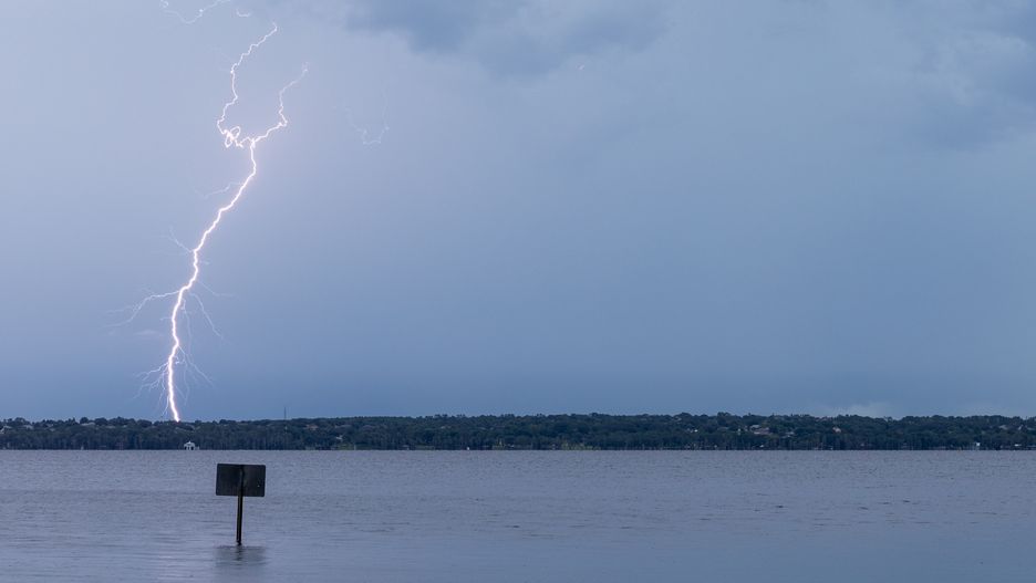 Burze nad Polską. Na jeziorze Śniardwy zatonął jacht - zdjęcie ilustracyjne 