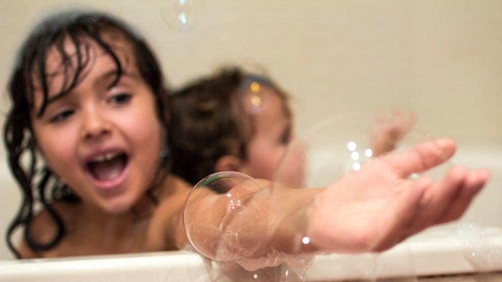 Wspólna kąpiel dzieci to dla nich zwykle wspaniała zabawa