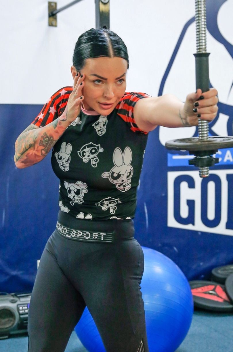 Kamila Wybrańczyk w pocie czoła trenuje tajski boks