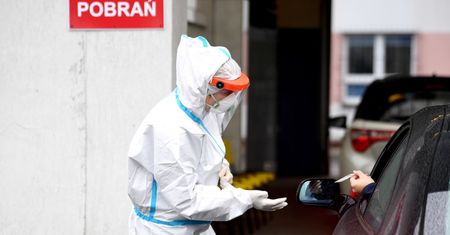 Dodatki i płatna kwarantanna. Rząd dosypie do pensji lekarzy, ale będą też kontrole