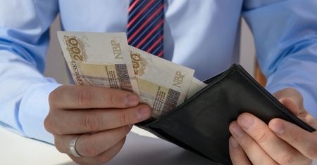 Miał zarobić krocie. Zamiast zyskać, stracił oszczędności życia