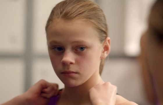 Dove i Nike w reklamie na Super Bowl o pewności siebie młodych sportsmenek