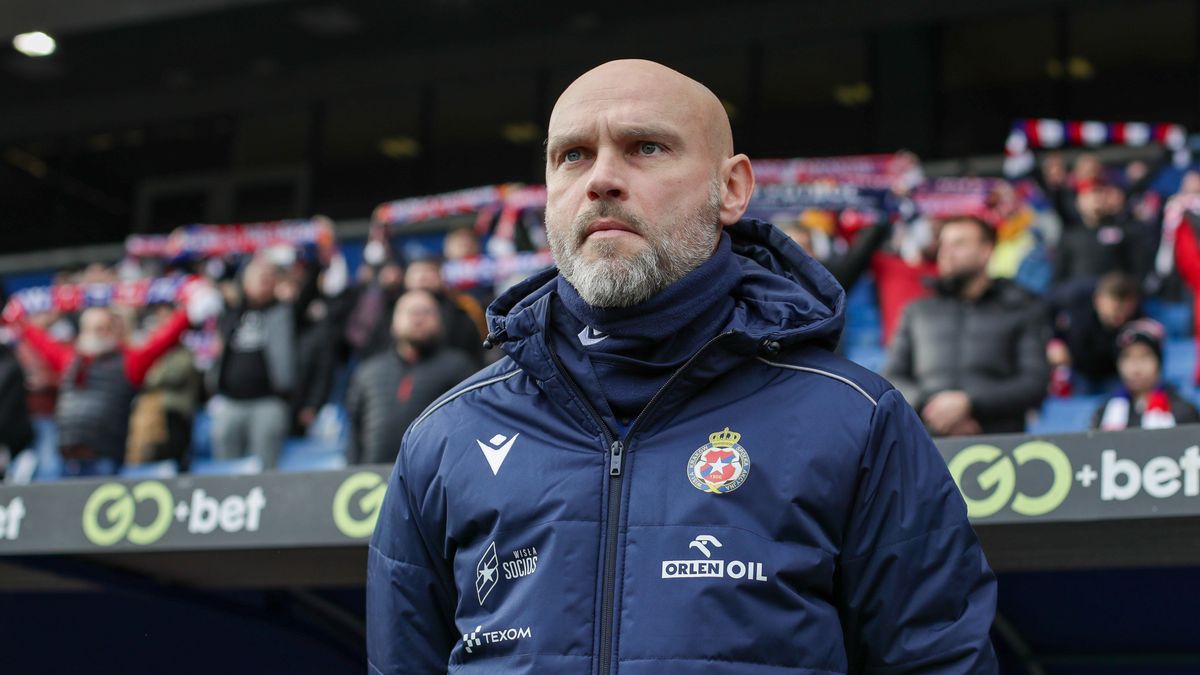 KRAKóW, POLAND - 2023/12/17: Coach Mariusz Jop of Wisla Krakow seen during Fortuna 1 Polish League 2023/2024 football match between Wisla Krakow and Polonia Warszawa at Krakow Municipal Stadium. 
Final score; Wisla Krakow 2:1 Polonia Warszawa. (Photo by Grzegorz Wajda/SOPA Images/LightRocket via Getty Images)