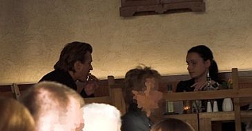 Skąd on bierze ładne dziewczyny? (FOTO)