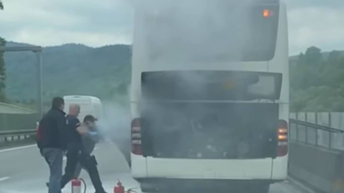 Bohaterski policjant ugasił autobus. Sceny grozy na Zakopiance