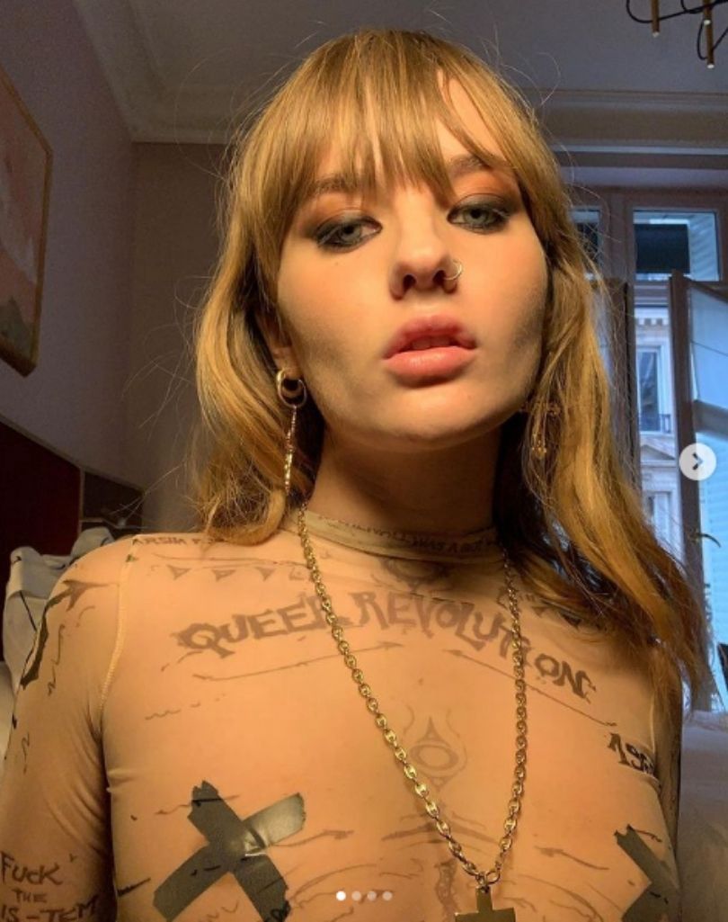 Victoria De Angelis z Maneskin pozuje topless