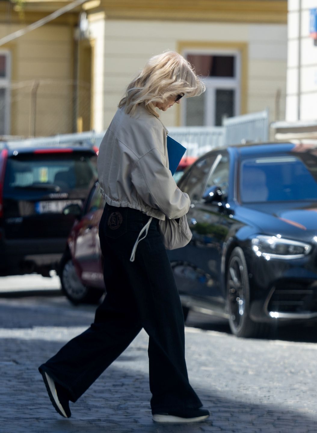 Grażyna Torbicka w sklepie z farbami