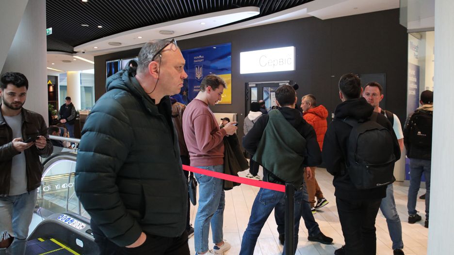 Warszawa, 24.04.2024. Kolejka oczekujących przed ukraińskim punktem paszportowym w centrum handlowym Blue City w Warszawie, 24 bm. Konsulaty Ukrainy mogą zawiesić świadczenie usług konsularnych w swych placówkach zagranicznych dla mężczyzn w wieku mobilizacyjnym. Od początku wojny, uciekając przed poborem, z Ukrainy wyjechało około 650 tys. mężczyzn w wieku poborowym. Ministerstwo obrony Ukrainy wezwało mężczyzn, którzy uciekli z kraju po rozpoczęciu rosyjskiej agresji, do powrotu. (jm) PAP/Albert Zawada