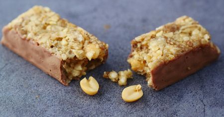 Lubisz batony proteinowe? Wzięli je pod lupę. Eksperci ostrzegają