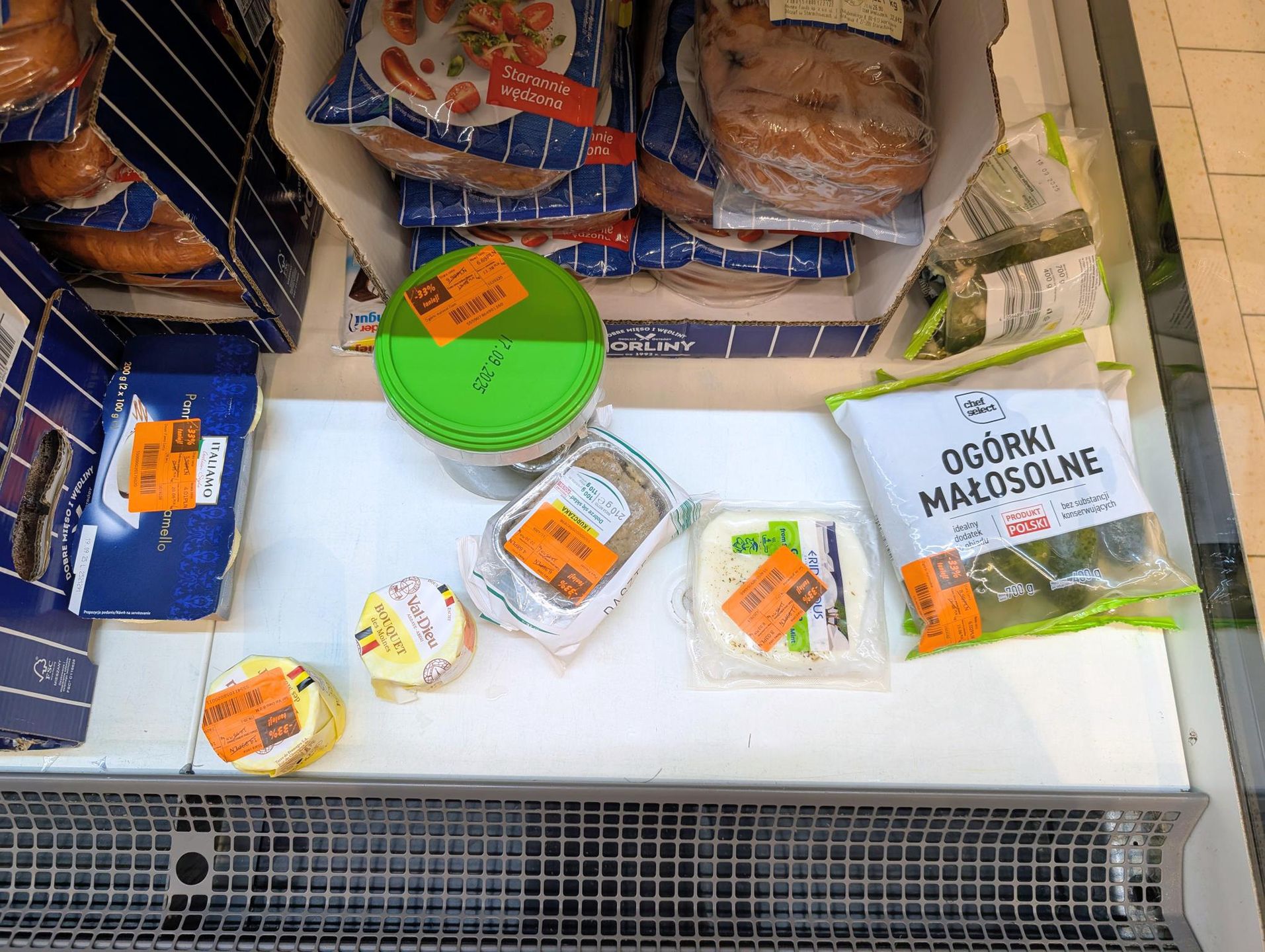 Lidl i część lodówki z produktami po obniżce