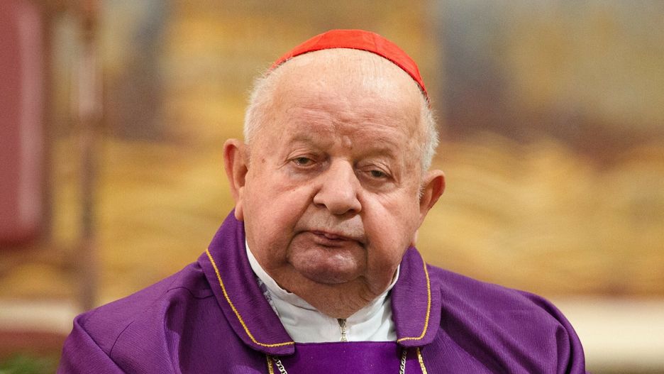 Pogrzeb abp. Stanis?awa Nowaka w krypcie biskupiejFot. Karol Porwich/East News, 18.12.2021. Czestochowa. W archikatedrze czestochowskiej miala miejsce msza pogrzebowa abp Stanislawa Nowaka pod przewodnictwem abp Stanislawa Gadeckiego i licznym udzialem biskupow i kardynalow. N/z: Kardynal Stanislaw DziwiszKarol Porwich