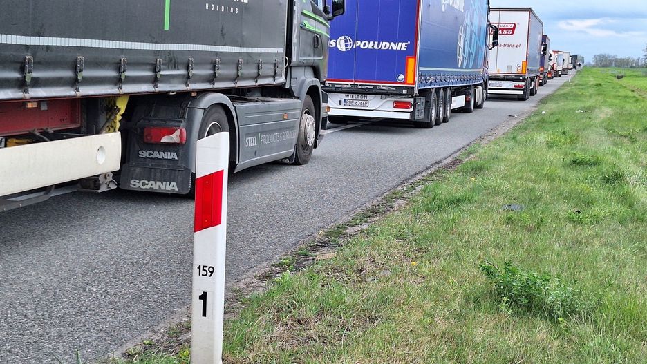 Podwrocławski odcinek A4 stanął w korku. Na 131 km zderzyły się dwa samochody osobowe.