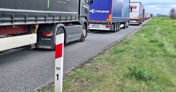 Wielki korek na A4 w stronę Wrocławia. Zderzyły się dwa samochody