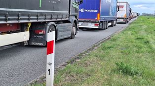 Wielki korek na A4 w stronę Wrocławia. Zderzyły się dwa samochody