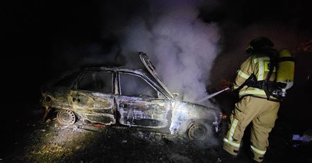 Dwa auta spłonęły w miejscowości Rokicie