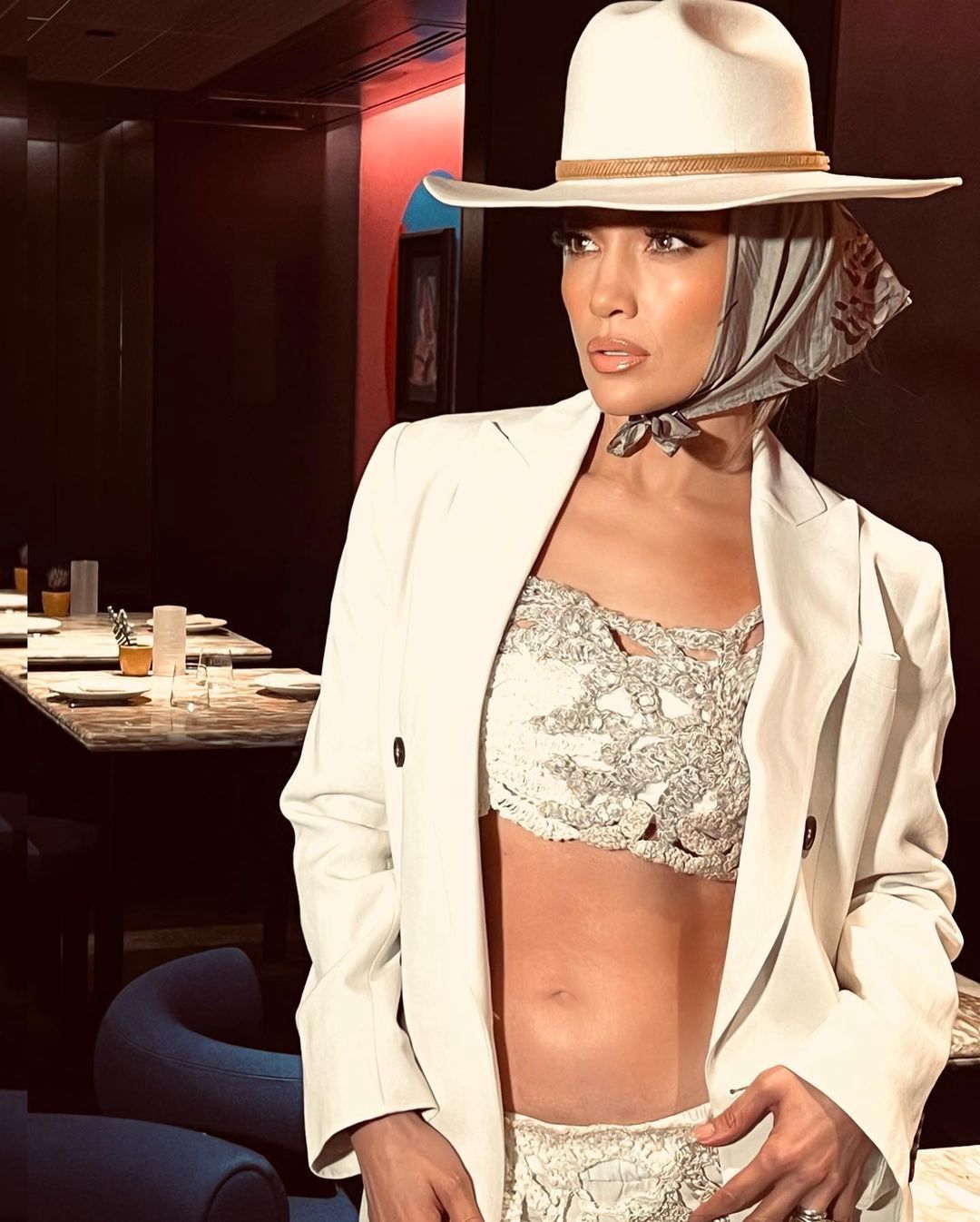 Jennifer Lopez dobrała do stylizacji kapelusz 