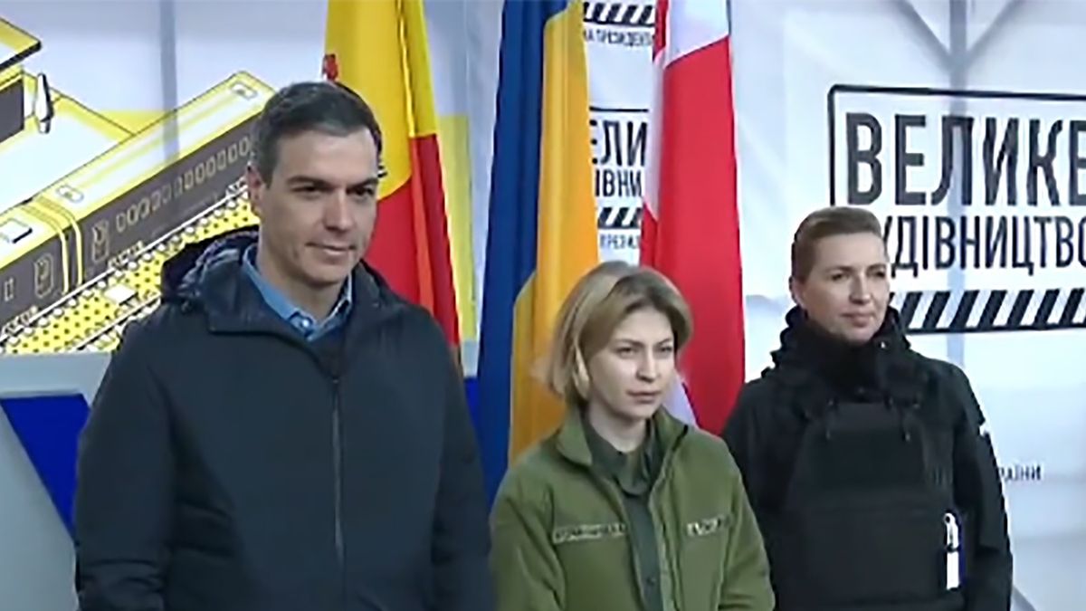 Hiszpański premier Pedro Sanchez (z lewej) oraz duńska premier Mette Frederiksen przybyli w czwartek z wizytą do Kijowa
