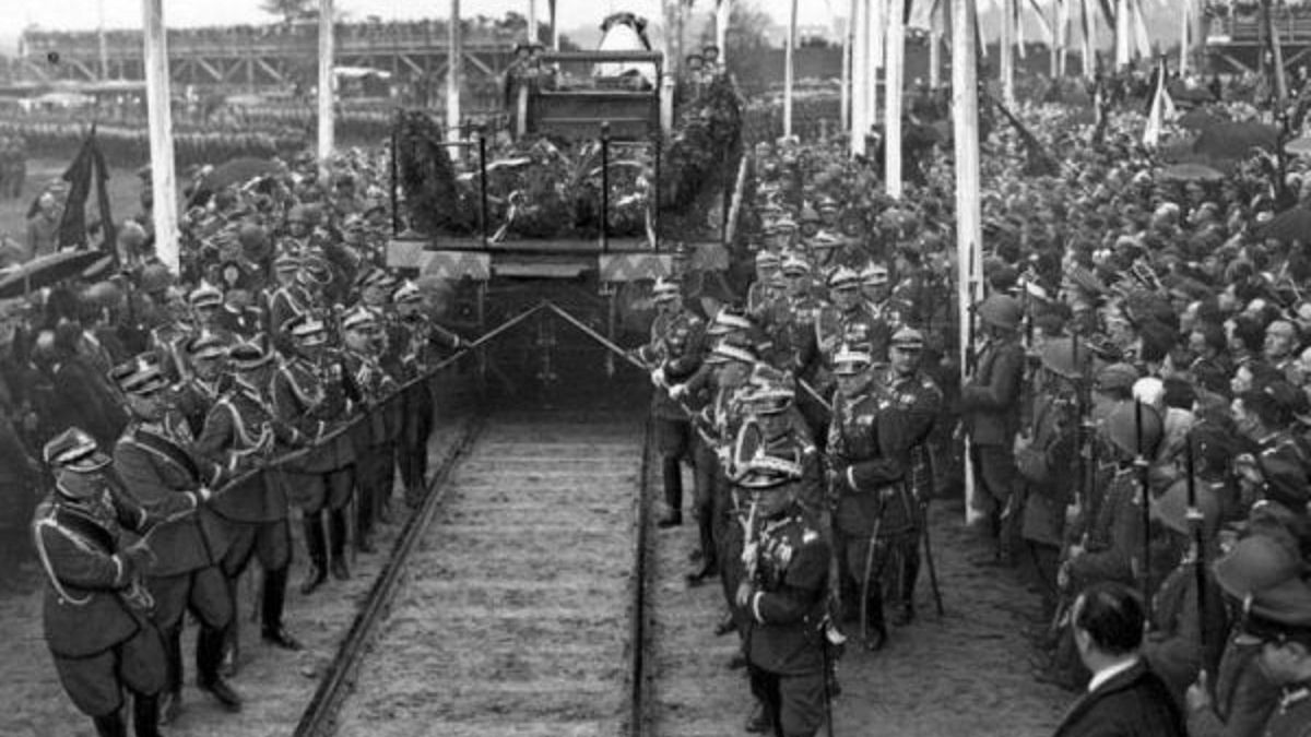 Po śmierci Józefa Piłsudskiego ogłoszono żałobę narodową