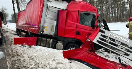 Groźny wypadek w Złotej Wodzie. Kabina kierowcy zmiażdżona