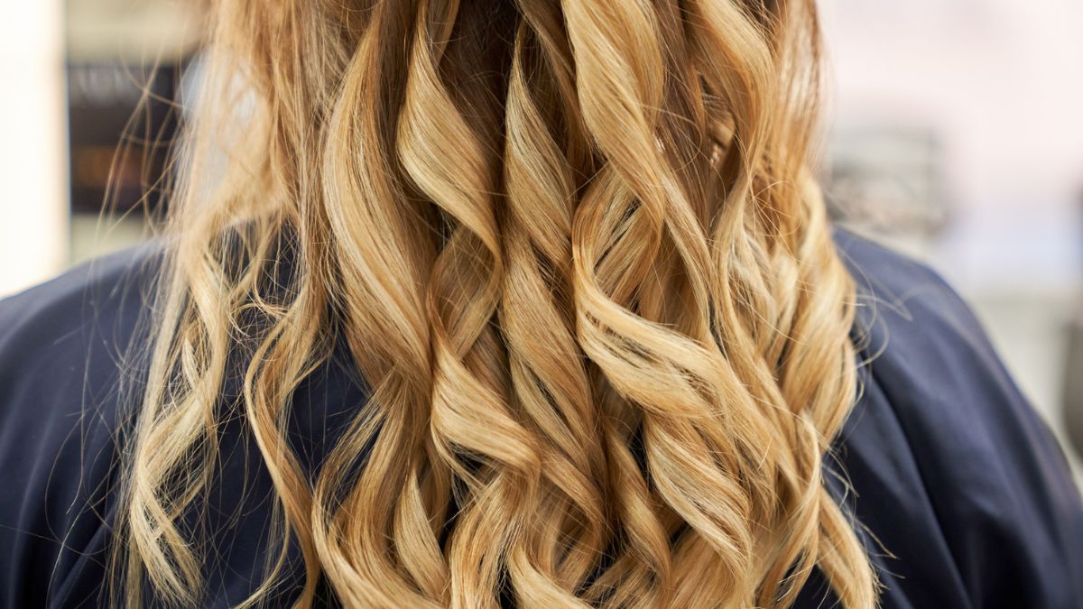 Kobieta z pokręconymi włosami