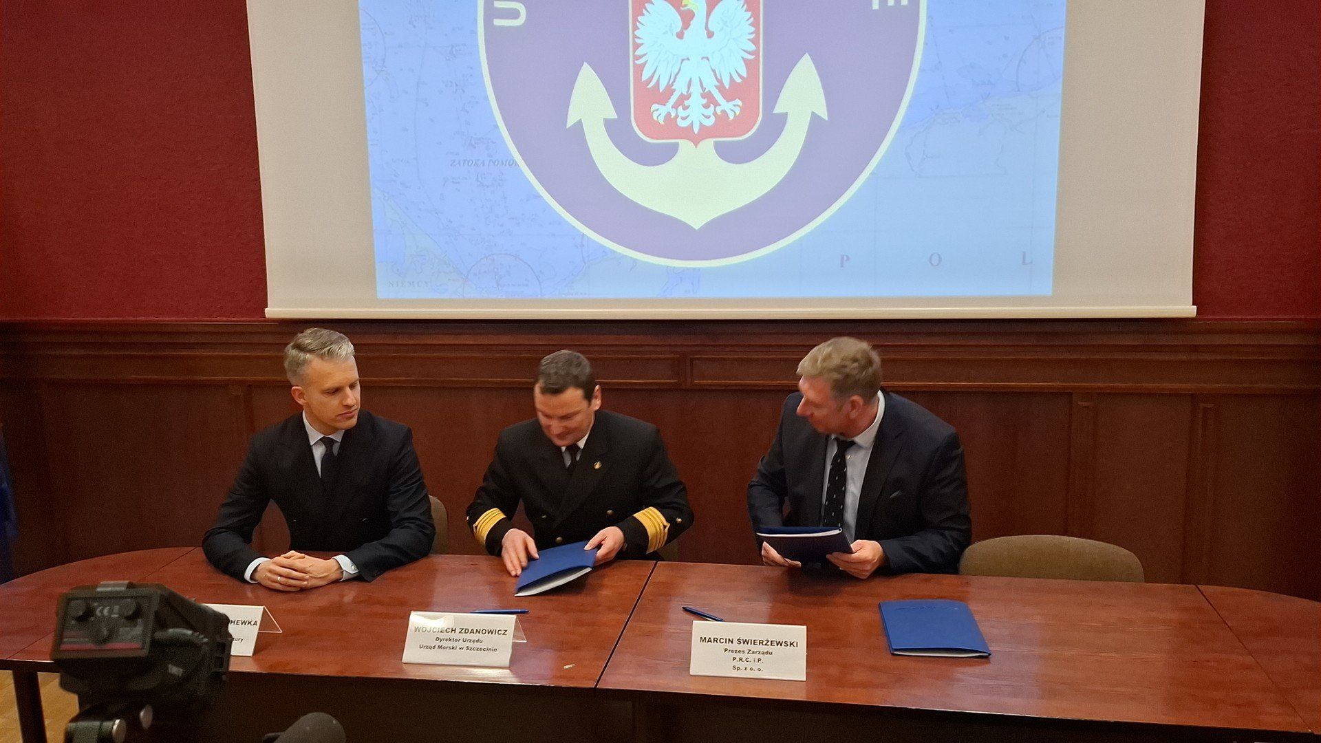 Prace związane z oczyszczaniem dna Bałtyku pod budowę portu zewnętrznego rozpoczną się na obszarze oznaczonym kolorem żołtym (Obszar 1). T1 i T2 to miejsce pod port kontenerowy