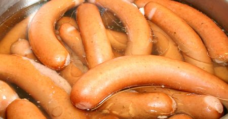 Takich parówek nie kupuj, bo skład poraża. "Skóry, wióry, kupry i pazury. Mięsa nie ma"