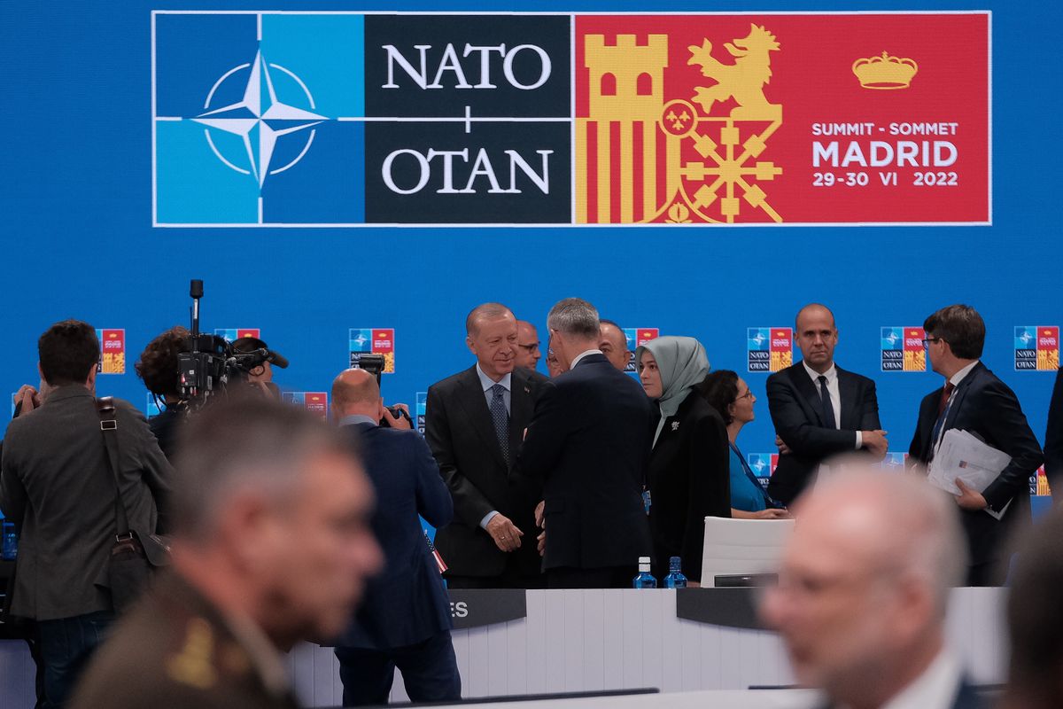 Madryt, Hiszpania, 30.06.2022. Sekretarz generalny NATO Jens Stoltenberg (centrum-P) i prezydent Turcji Recep Tayyip Erdogan (centrum-L) w drugim dniu posiedzenia Rady Północnoatlantyckiej z udziałem głów państw i szefów rządów państw NATO, 30 bm. w budynku IFEMA w Madrycie. Tematem rozmów są działania Sojuszu w związku z inwazją Rosji na Ukrainę. (mr) PAP/Mateusz Marek