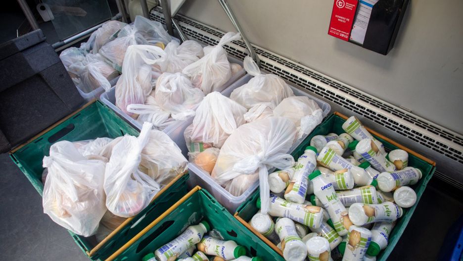 Koronawirus. Warszawa. Osoby bezdomne otrzymują paczki żywnościowe