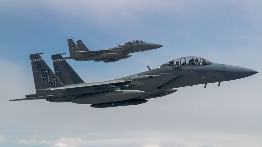 F-15EX są produkowane tylko w wersji dwumiejscowej, ale może je obsługiwać jeden pilot