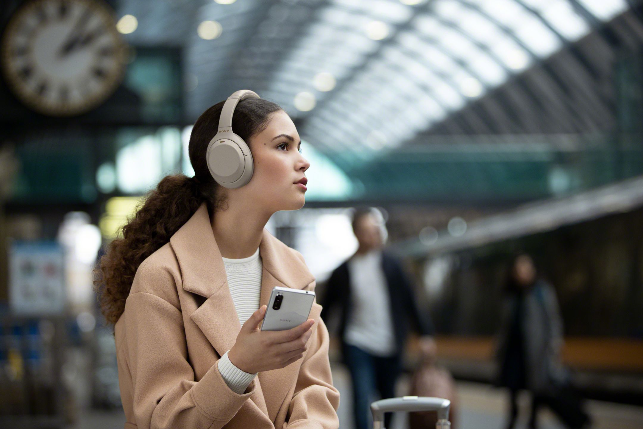 Sony WH-1000XM4 wchodzi na rynek. Święty Graal słuchawek z redukcją hałasu w nowym wydaniu 5