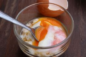 Jakie ma właściwości i jak przygotować jajko na miękko? (WIDEO)