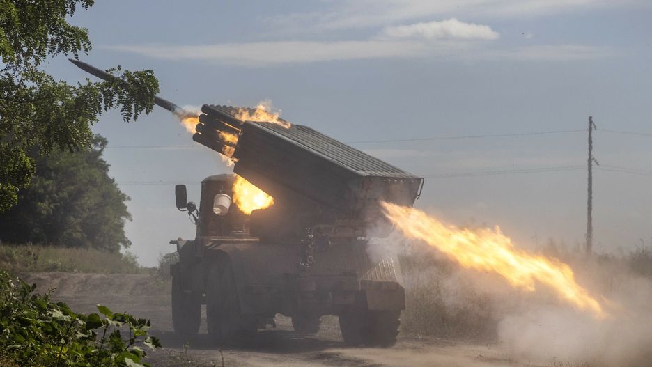 Wojna w Ukrainie rok 2023
Ukrainian Marines from the 36th Brigade fire rockets from a Grad launcher toward Russian infantry in a frontline tree line position in the Zaporizhzhia region of Ukraine, July 13, 2023. (David Guttenfelder/The New York Times)
DAVID GUTTENFELDER