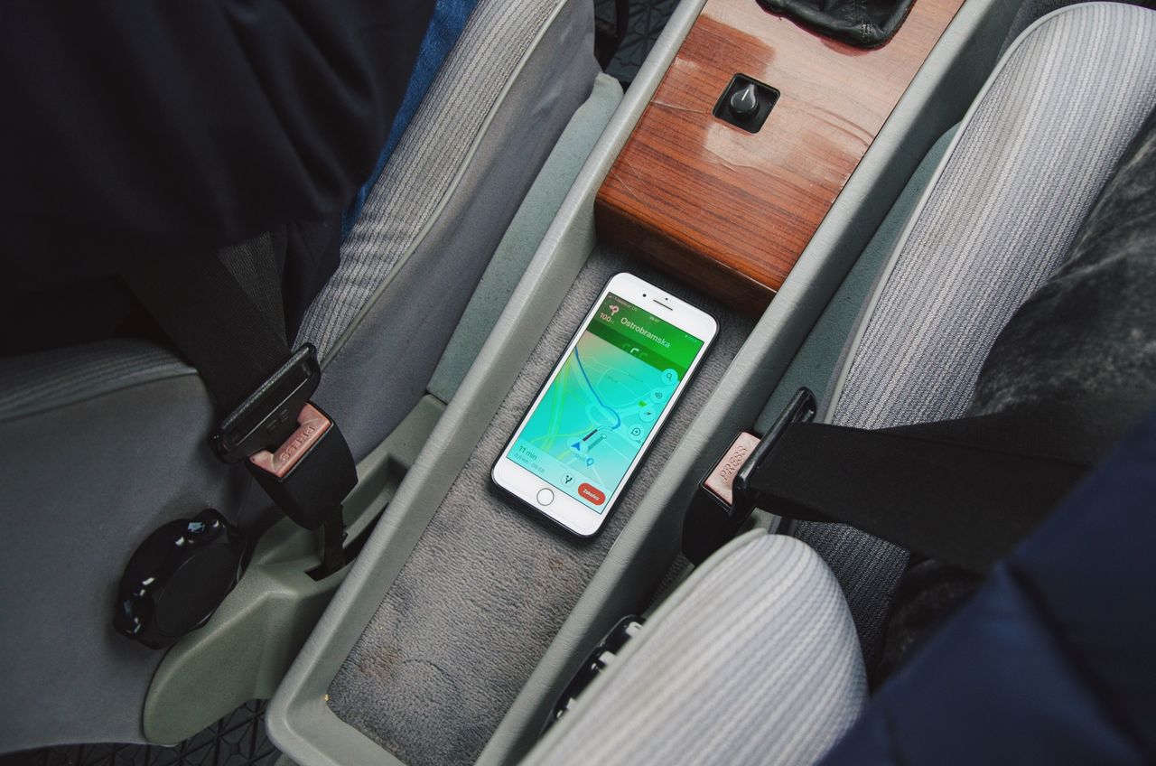 W latach 80. nikt nie myślał o telefonach w samochodzie, ale dziś przydaje się tak obszerne miejsce w kabinie.